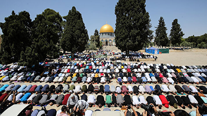 Ramazan ayının ikinci cuma namazını kılmak için 60 bin Filistinli, Kudüs’ü Batı Şeria’dan ayıran kontrol noktalarından geçerek Eski Şehir bölgesinde bulunan Mescid-i Aksa’ya akın etti. 