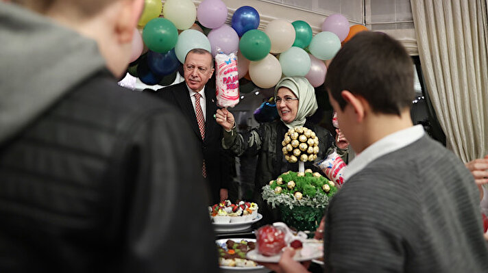 Cumhurbaşkanı Recep Tayyip Erdoğan ve eşi Emine Erdoğan, 23 Nisan Ulusal Egemenlik ve Çocuk Bayramı’nı münasebetiyle Huber Köşkü’nde çocukları ağırladı.