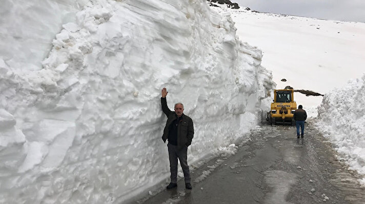 Kış mevsiminin çetin geçtiği Bayburt'ta İl Özel İdaresi'ne bağlı ekipler, yılın 6 ayı kar nedeniyle yolu kapalı kalan yüksek rakımlı yerleşim birimlerine ulaşmak için çalışmalarını bahar aylarında da sürdürüyor. 