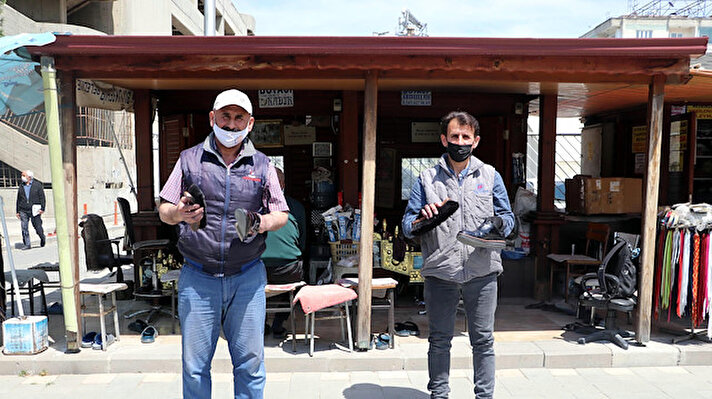 Abdullah Kılıç (46) ve kardeşi Kadir Kılıç (44), 15 Mayıs Mahallesi'nde 3'er metrekarelik yan yana iki dükkanda ayakkabı boyacılığı yapıyor.  