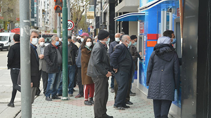 Eskişehir’de sokağa çıkma kısıtlamasının bitmesiyle birlikte vatandaşlaralar bankalar önünde uzun kuyruk oluşturdu. 