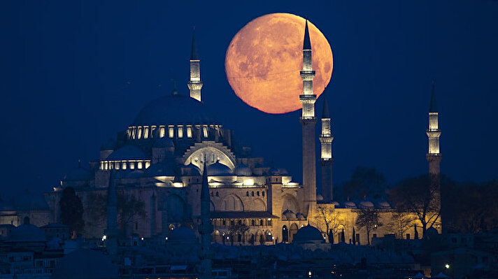 İstanbul`da dün akşam havanın kararması ile kendini gösteren dolunay, seyirlik manzaralar oluştu. 