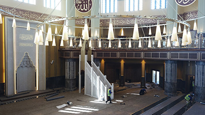 Taksim Meydanı'nda yapımına 4 yıl önce başlanan caminin halıları seriliyor.