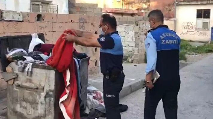 Mersin'de Zabıta Müdürlüğü ekipleri, ilçeye bağlı Barış Mahallesi 128. Cadde üzerinde devriye attığı sırada, bir çöp tenekesi içine buruşturulmuş şekilde atılmış Türk bayrağı olduğunu fark etti. 
