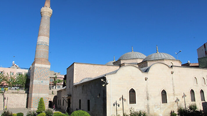 Ulu Cami minaresinin en eski Selçuklu minarelerinden olduğunu belirten cami imamı Nezir Obut, minarenin Kûfi kitabeleri, firuze renkli çinileri, çiçek bezemeleriyle eşsiz bir görünüme sahip olduğunu söyledi. Obut, “Selçuklu hükümdarlarından Muguziddin Mahmud emriyle 1129 yılında cami girişinde yer alan kitabeye göre ilk tevhit yapıldığı belirtilmektedir. O günden bugüne kadar yaklaşık 9 asır geçmesine rağmen camimiz güzelliğiyle, bakımı ve ihtişamıyla göz kamaştırmaya devam etmektedir.