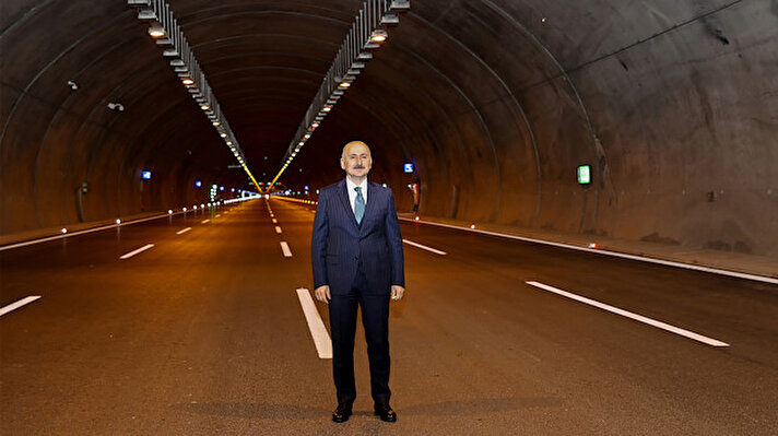 Bakan Karaismailoğlu, Kuzey Marmara Otoyolu 7'nci kesimi Habibler-Hasdal şantiye alanında tamamlanan çalışmaları yerinde inceledi. Yürütülen çalışmalar ve sona yaklaşılan projeye ilişkin AA muhabirine bilgi veren Karaismailoğlu, Kuzey Marmara Otoyolu projesinin 400 kilometre uzunluğunda devasa bir çalışma olduğunu söyledi. Kuzey Marmara Otoyolu'nun 7'nci kesimi Hasdal Kavşağı-Habibler Kavşağı arasındaki 10 kilometrelik kesimin de sonuna gelindiğini, burada yapılan çalışmaların bitirildiğini aktaran Karaismailoğlu, şunları kaydetti: