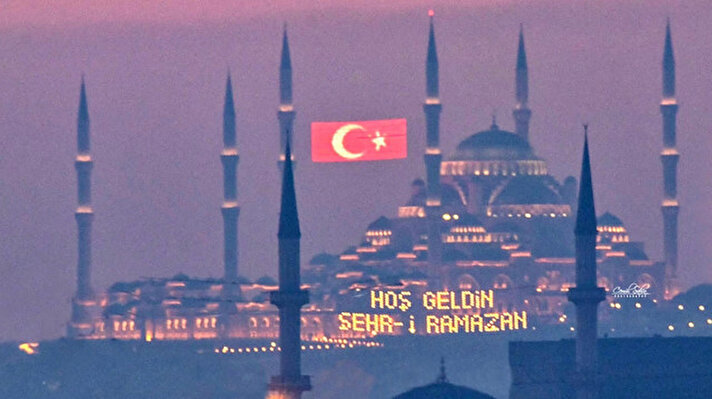 Taksim’de yapımı devam eden ve açılışına kısa bir süre kalan Taksim Camii’nin minarelerine Ramazan ayının önemini anlatan mahyalar asıldı. Taksim Camii’ndeki ‘Hoş Geldin Şehri Ramazan’ mahyası drone ile havadan görüntülendi.