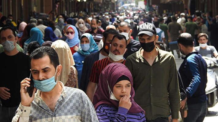 Bugün saat 19.00’da başlayacak olan 17 günlük tam kapanma öncesinde, kırmızı kategoride yer alan Gaziantep’te alışveriş yapmak ve gezmek isteyenler cadde ve çarşılarda yoğunluk oluşturdu. 