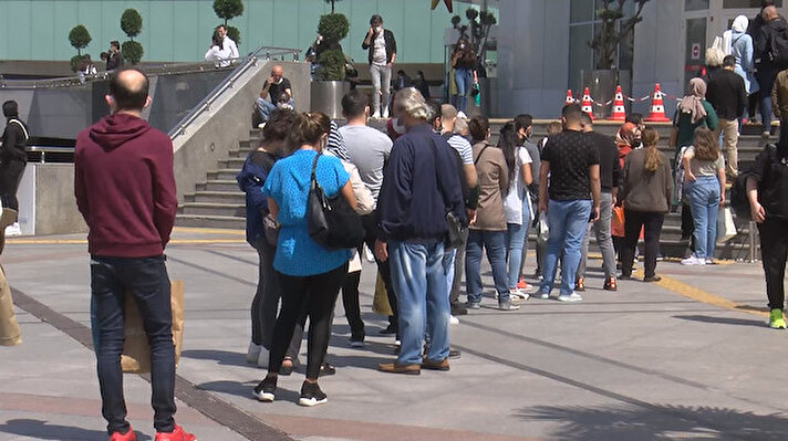 Koronavirüs salgını tedbirleri kapsamında alınan 17 günlük tam kapanma kararının uygulanmasına saatler kala alışveriş merkezlerinde yoğunluk oluştu. AVM önünde uzun kuyruklar oluştuğu görüldü. Vatandaşların kimisi kapanma öncesinde alışverişi yaparak ihtiyaçlarını giderirken kimi ise gezerek güneşli havanın tadını çıkardı.