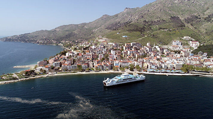 Türkiye genelinde, bugün saat 19.00'da başlayacak olan 17 günlük sokağa çıkma kısıtlamasını Marmara ilçesine bağlı Marmara, Avşa ve Ekinlik adalarında geçirmek için başta İstanbul olmak üzere bölge illerden gelenler, feribot ve iskelelerde yoğunluğa neden oldu. 