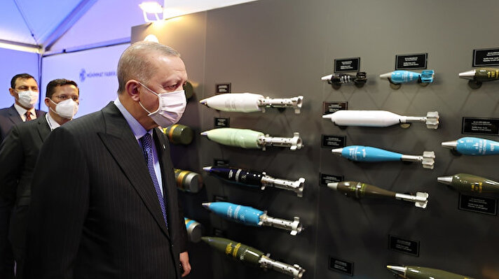 Erdoğan, tanıtımı yapılan araçlar hakkında Milli Savunma Bakanı Hulusi Akar ve yetkililerden bilgi aldı.
