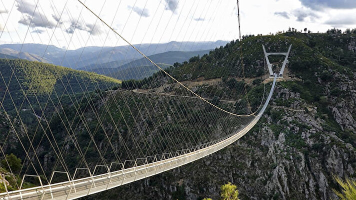 Dünyanın en uzun yaya asma köprüsü 516 Arouca, Portekiz'de turizme açıldı. Salgın sebebiyle kapalı olan 516 metre uzunluğundaki köprünün yerden yüksekliği ise 175 metre olduğu açıklandı.