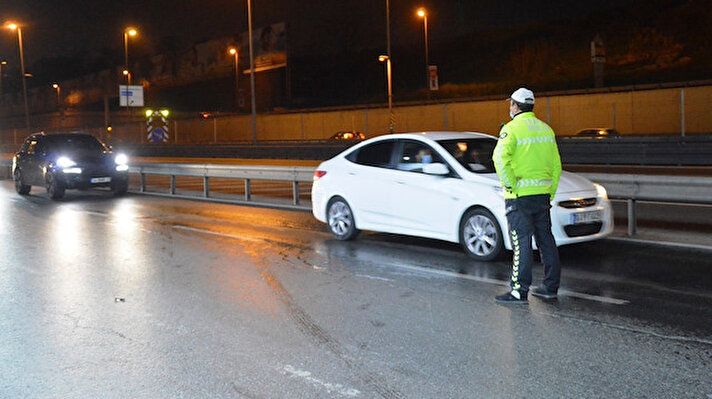 Dün akşam saat 19.00 itibariyle başlayan ve yurt genelinde uygulanan 17 günlük tam kapanmanın ilk gecesinde İstanbul'un birçok noktasında denetim noktaları kuruldu.