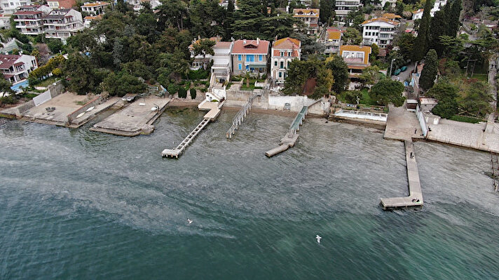 Marmara Denizi'nde sık sık görülmeye başlanan deniz salyası da olarak bilinen müsilaj şimdi de Büyükada'yı sardı.