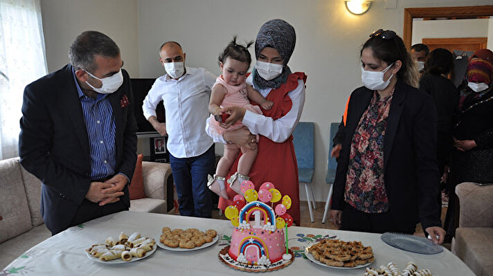 Gaziantep'in İslahiye İlçesi Kaymakamı Muhammed Lütfi Kotan, Şehit Piyade Uzman Onbaşı Veysel Günay'ın 1 yaşına giren kızı Bahar'a doğum günü süprizi yaptı.