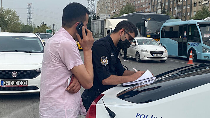 Ataşehir İlçe Emniyet Müdürlüğü ekipleri, 17 günlük tam kapanmada denetimlerini sürdürdü. Güvenlik noktası oluşturan ekipler, araçları tek tek durdurdu.