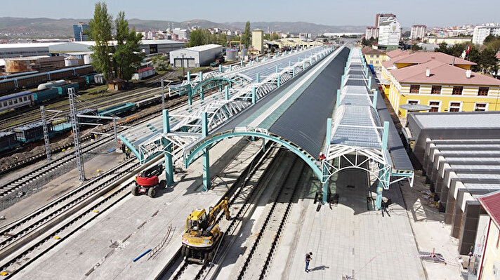 Ankara ile Sivas arasını kapsayan, 393 kilometre uzunluğa sahip YHT projesinde çalışmalar devam ediyor. YHT hattında 66 kilometre uzunluğunda 49 tünel, 53 viyadük, 217 alt ve üst geçit ile 61 köprü ve menfez inşa edildi.