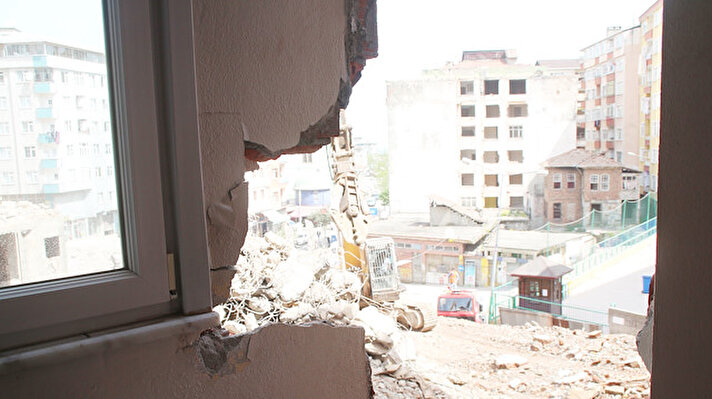 Yeniköy Mahallesi’nde devam eden kentsel dönüşüm çalışması sırasında yıkımı yapılan binalarda süren çalışmalar, bitişik binada yaşayanlara korku dolu anlar yaşatıyor.