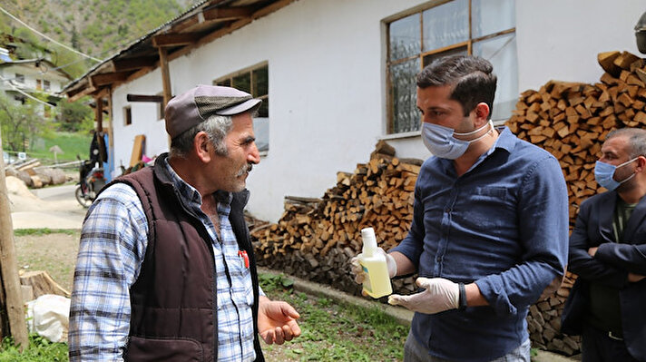 Artvin’in Ardanuç ilçesi Peynirli köyünde 10 gün önce Emre Selim Geçici (16), babasıyla ile birlikte tarlada çalışırken sırtında bir sızı hissederek ateş, halsizlik, kusma gibi şikayetiyle hastaneye başvurmuştu.