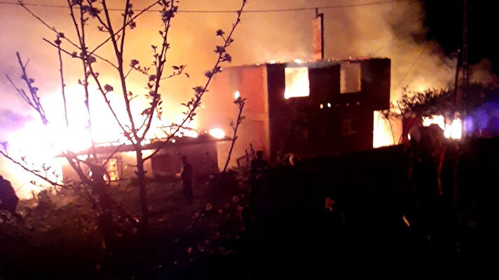 Edinilen bilgiye göre, Cide ilçesine bağlı Kovanören köyü Karaman Mahallesinde yıldırım düşmesi sonucu yangın başladı. 