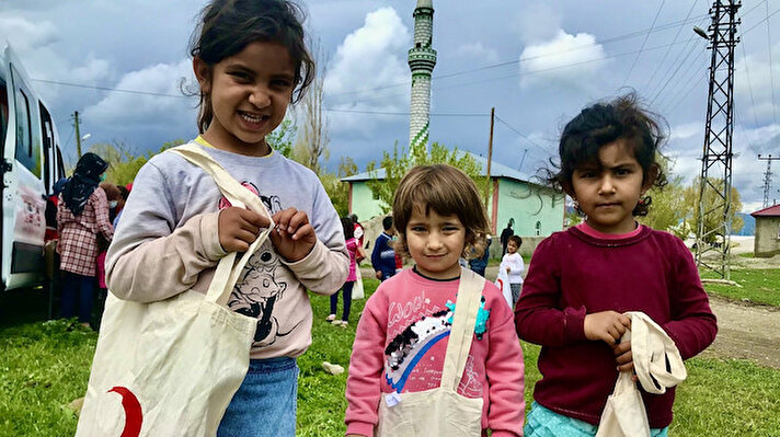 Ağrı’da Türk Kızılayı Kadın Kolları gönüllüleri, Ramazan ayı boyunca devam ettirdikleri etkinliklere bir yenisini daha ekleyerek Ramazan Bayramı öncesi köylerde yaşayan çocuklara bayram hediyesi dağıttı