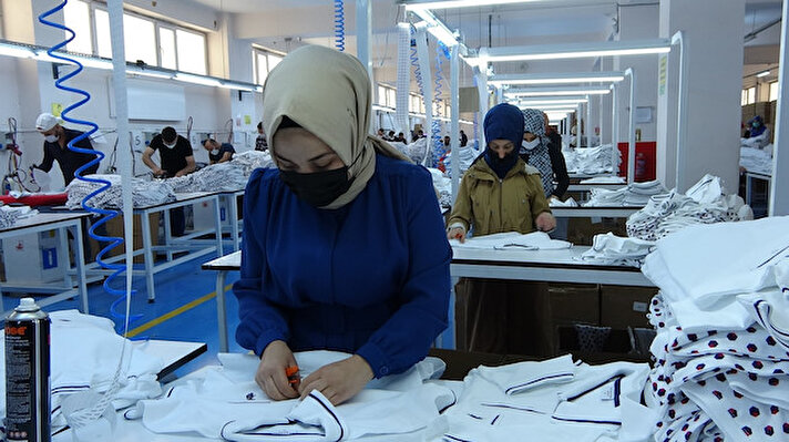 Merkeze bağlı Sungu beldesinde kurulan tekstil fabrikası, ekonomiye büyük katkılar sağlarken, gençlere de istihdam kapısı oluyor. Merkez, ilçe ve köylerden servislerle evlerinden alınan işçiler, burada bir yandan meslek öğrenirken, bir yandan da aile ekonomilerine katkıda bulunuyor.
