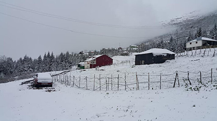 Dün geceden itibaren Giresun’un Kümbet, Bektaş, Paşakonağı, Kulakkaya ve Trabzon il sınırında bulunan Sis Dağı yaylalarında kar yağışı yaşandı. 