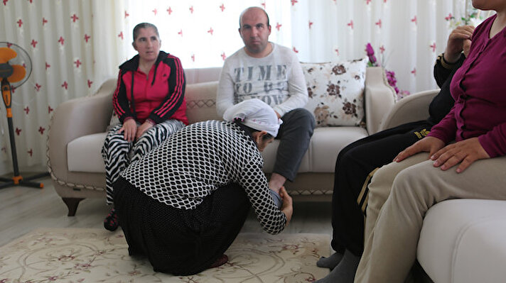 Kuzeni Ahmet Uğurlu ile 1975 yılında hayatını birleştiren Hani Uğurlu, Cumhuriyet Mahallesi'nde ikamet ettiği evinde doğuştan zihinsel engelli olan çocukları Nuray (45), İlhan (43), Semra (41) ve Hasan'a (31) bakıyor.