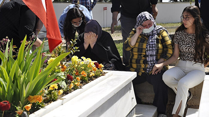 Sokağa çıkma kısıtlamasından muaf olan şehit aileleri,  bayramın ilk günü Edirnekapı Şehitliği'ne akın etti
