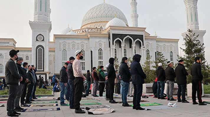 Kazakistan'da Müslümanlar, bayram namazını kılmak için camilere akın etti.