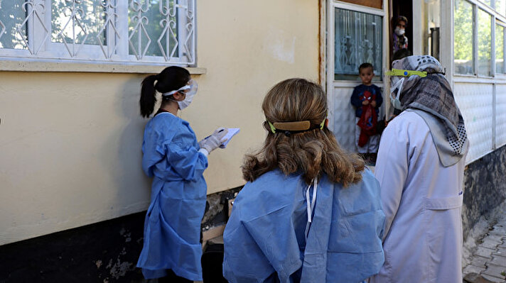 Kovid-19 ile mücadele dünya genelinde sürerken, bulaşıcı hastalıkların kaynağının tespit edilmesi için Van'da filyasyon ekipleri, fedakarca bir çalışma yürütüyor.