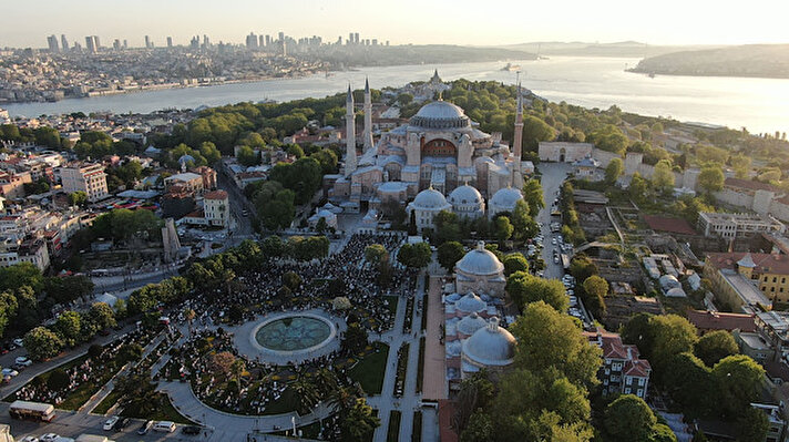Müzeye dönüştürülmesinin ardından yeniden ibadete açılan Ayasofya-i Kebir Cami-i Şerifi'nde ilk Ramazan Bayramı namazını, Diyanet İşleri Başkanı Prof. Dr. Ali Erbaş kıldırdı. Bayram namazı, yeni tip koronavirüs (Kovid -19) tedbirleri kapsamında caminin içi ve çevresinde vatandaşların katılımıyla eda edildi.