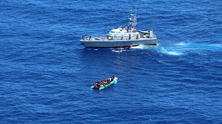 Güvenlik kaynaklarından alınan bilgiye göre, Libya açıklarında görevli TCG Gaziantep fırkateyni 13 Mayıs’ta Khoms Limanı’nın 28 mil açığında içinde düzensiz göçmenlerin bulunduğu lastik bir bot tespit etti.