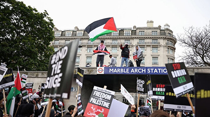 Binlerce protestocu, yerel saatle 12.00'de (TSİ 14.00) Hyde Park'ta toplanarak İsrail Büyükelçiliğine yürüyor.