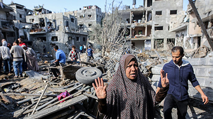 İsrail uçakları ve topçuları tarafından bombalanan Gazze şeridinin kuzeyindeki Beit Hanoun'daki evlerinin enkazı görüntülendi.