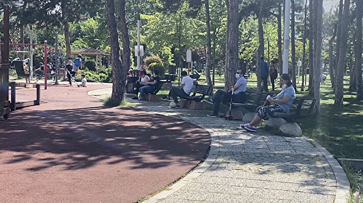 Tam kapanmanın bitmesine bir gün kala vatandaşlar Kadıköy Göztepe'de bulunan Çetin Emeç Demokrasi Parkı'na akın etti. 