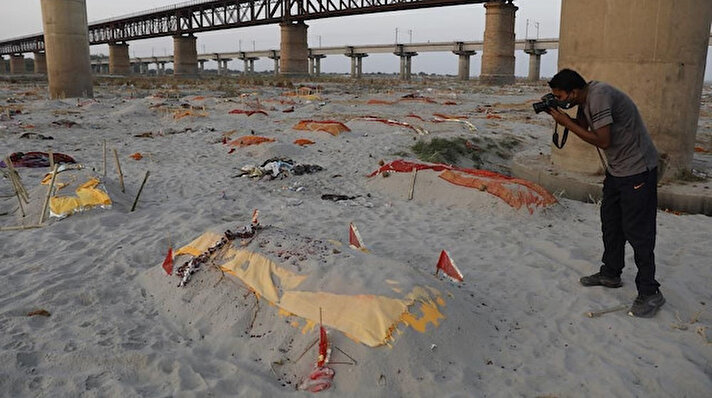 Hindistan’da polis, sığ kum mezarlarına gömülü halde bulunan ve Ganj Nehri kıyılarına vuran cesetleri araştırıyor. 