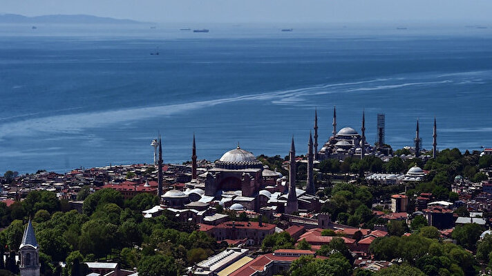 Her yıl milyonlarca kişinin ziyaret ettiği İstanbul helikopterle havadan görüntülendi.