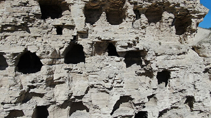 Sivas’ın Gürün ilçesinde bulunan mağaralar görüntüsü ile ilkel bir apartmanı andırıyor. 