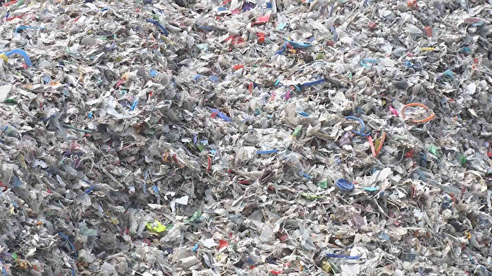 İstanbul'un en önemli su kaynaklarından Alibeyköy Barajı çevresindeki birçok noktaya dökülen plastik atık yığınlarının çevre sakinlerinin ihbarı üzerine yapılan incelemelerin ardından geri dönüştürülmek üzere makinede işlenerek parçalanmış plastik atıklar olduğu ortaya çıktı. Sultangazi Habibler A1 Caddesi üzerinde birçok noktaya kaçak olarak dökülmüş olduğunu tespit edilirken, bu tür atıkların insan sağlığı başta olmak üzere kuşlar, balıklar gibi birçok canlı türüne de zarar verdiği uzmanlar tarafından ifade ediliyor. 