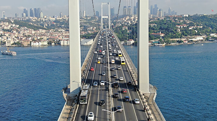 15 Temmuz Şehitler Köprüsü ve köprü girişlerinde, Asya Yakası'ndan Avrupa Yakası'na geçişlerde araç yoğunluğu oluştu