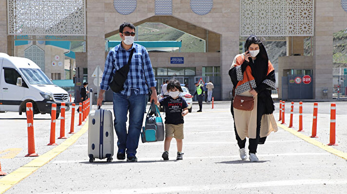 İran ile en uzun kara sınırına sahip Van'da, koronavirüs tedbirleri kapsamında, 14 aydır geçişlere kapalı olan Kapıköy Gümrük Kapısı'nın yeniden açılması, esnafı sevindirdi. 