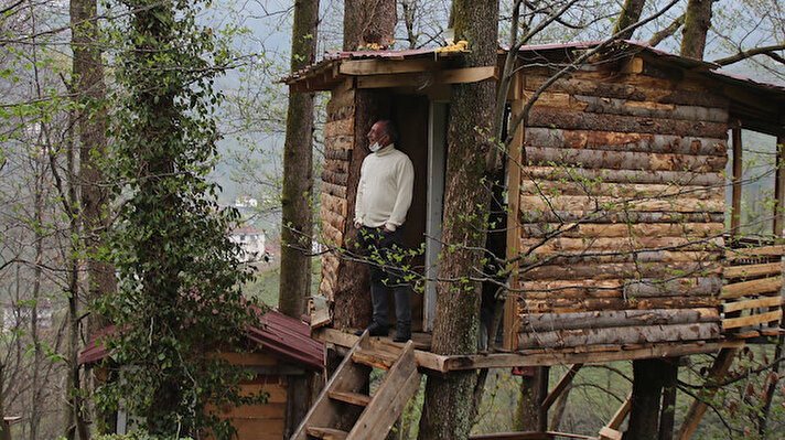 Rize'nin Kalkandere ilçesinde Taşçılar Mahallesi'nde marangoz olan Kadir Aksoy, koronavirüs nedeniyle kalabalıktan uzak kalabilmek için ormanda ağaçlar üzerine ev yapmaya karar verdi. 
