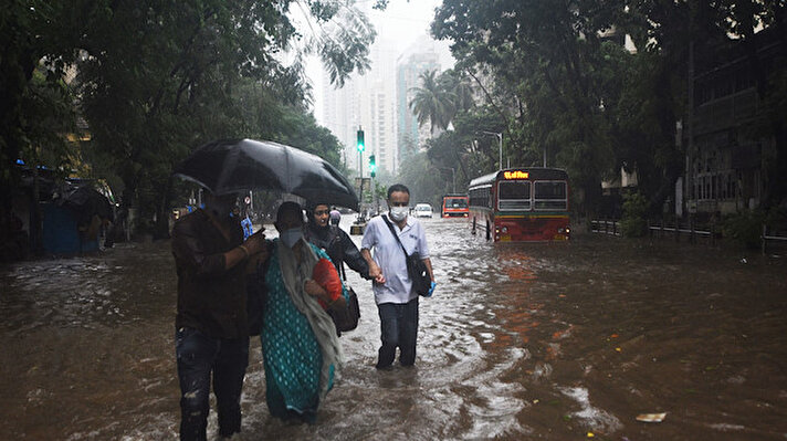Hindistan’ın Gucarat eyaletinde etkili olan Tauktae Fırtınası can aldı. Eyalet geneli ve güneyindeki Mumbai kentinde de etkili olan fırtınada 21 kişinin hayatını kaybettiği,96 kişinin kayıp olduğu ifade edldi.