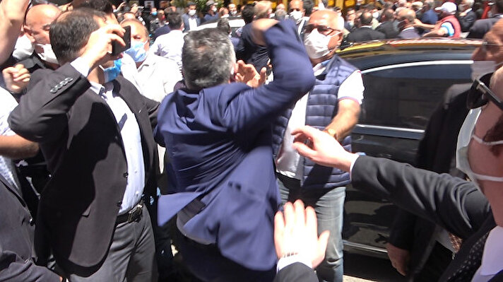 İYİ Parti Genel Başkanı Meral Akşener, saat 11.00 sıralarında uçakla Trabzon Havalimanı’na geldi. Burada halk oyunları ekibinin horon gösterileri ile karşılanan Akşener, ardından kara yolu ile Rize’ye hareket etti.