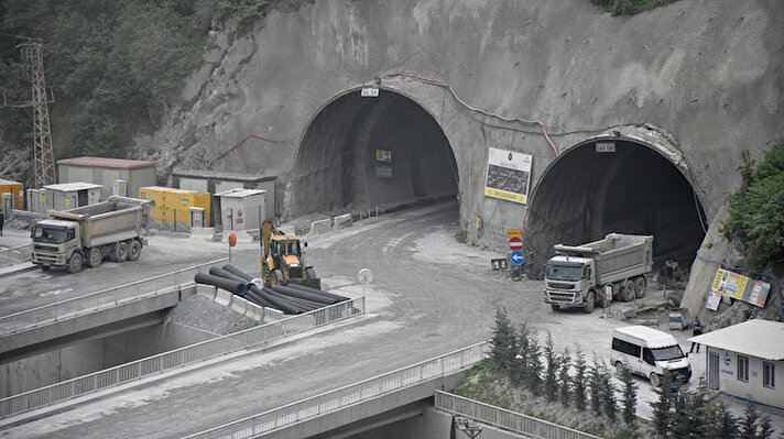 Doğu Karadeniz'i Orta Doğu, Kafkaslar ve İran'a bağlayan tarihi İpek Yolu'nda Gümüşhane yönünde yapımına Nisan 2016, Trabzon yönünde ise Ağustos 2016'da başlanan projede 500 kişi çalışıyor.
