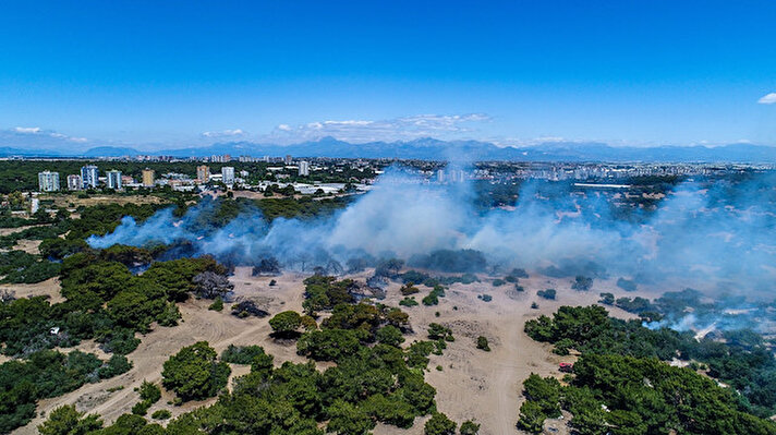 Yangın, Muratpaşa ilçesi Lara bölgesinde bulunan çamlık alanda öğle saatlerinde çıktı. Ormanlık alan içerisinden dumanların çıktığını gören vatandaşlar, bir yandan 110 ve 155 ekiplerine haber verirken bir yandan da yangını söndürmek için alana koştu. 