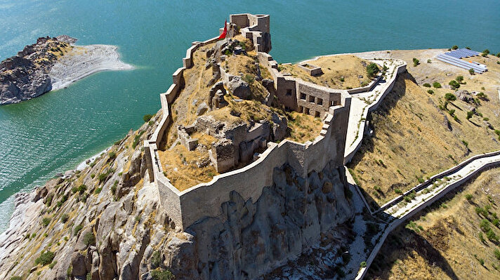 Milattan önce 8’inci yüzyılda Murat Nehri'nin kıyısındaki sivri bir tepenin üzerine Urartular tarafından inşa edilen Pertek Kalesi, 1974 yılında Keban Barajı’nın kurulmasıyla sular altında kalarak ada görünümüne kavuştu.