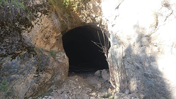 Merkez Onikişubat ilçesi Zeytindere Mahallesi'ndeki gizemli mağara keşfedilmeyi bekliyor. 