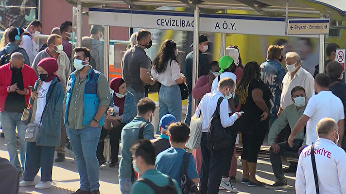 İstanbul'da haftanın ilk iş gününde toplu ulaşım araçlarında yoğunluk yaşandı. Cevizlibağ yoğunluğun yaşandığı yerlerden biriydi. Toplu ulaşım araçlarından inenlerin, üst geçit ve turnikelerde sosyal mesafe kuralına uymadığı görüldü. Yoğunluğun yaşandığı Cevizlibağ'da metrobüsten inen Murat Danacihan, "Cevizlibağ tıklım tıklım, metro zamanında gelmiyor. İnsanların haline bakın. Burası her gün böyle. Bu şartlar altında virüsü yenemeyiz. Her gün bir sürü insanlar ölüyor" dedi. 
